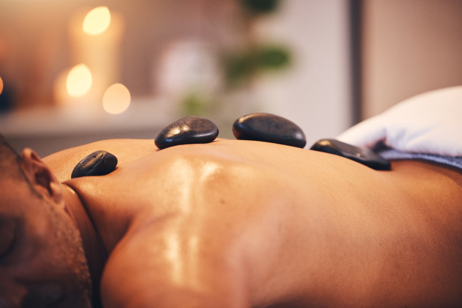 Terapia con piedras volcánicas sobre la espalda